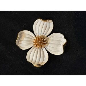 Vintage Crown TRIFARI Pin Brooch Dogwood Flower White Enamel Gold Tone